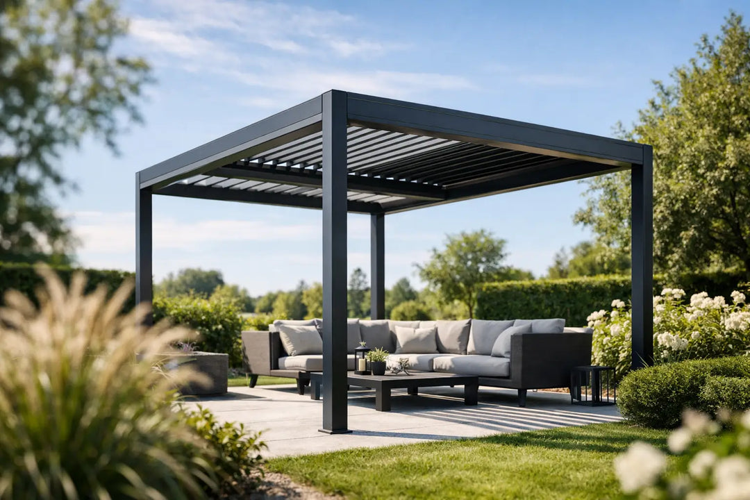 Das Foto zeigt eine moderne Gartenpergola mit Metallkonstruktion und einem Loungebereich, der mit bequemen Sofas und einem Tisch ausgestattet ist.