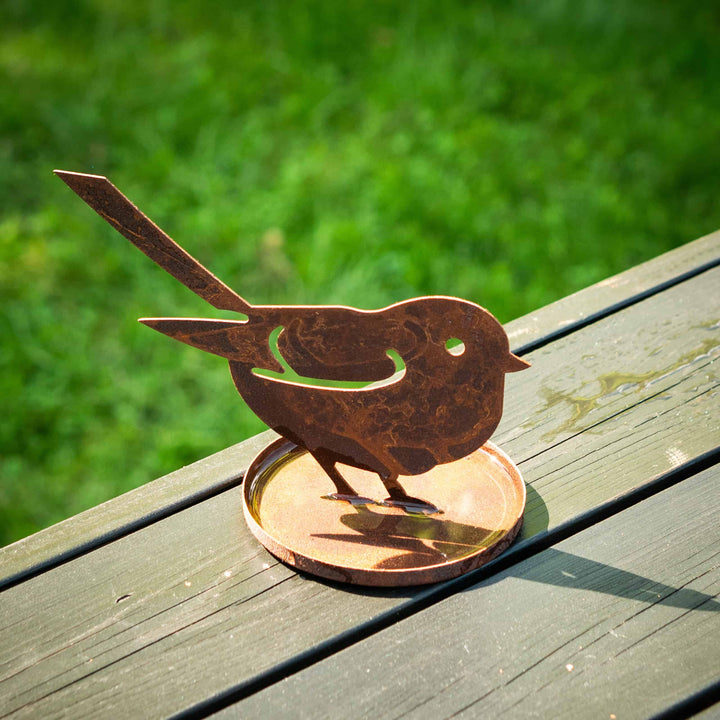 Vogeltränke aus Metall in Rostoptik – Gartendeko für Vögel