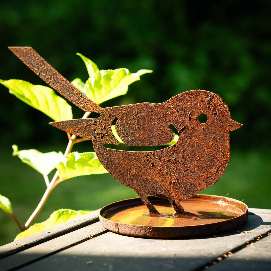Vogeltränke aus Metall in Rostoptik – Gartendeko für Vögel