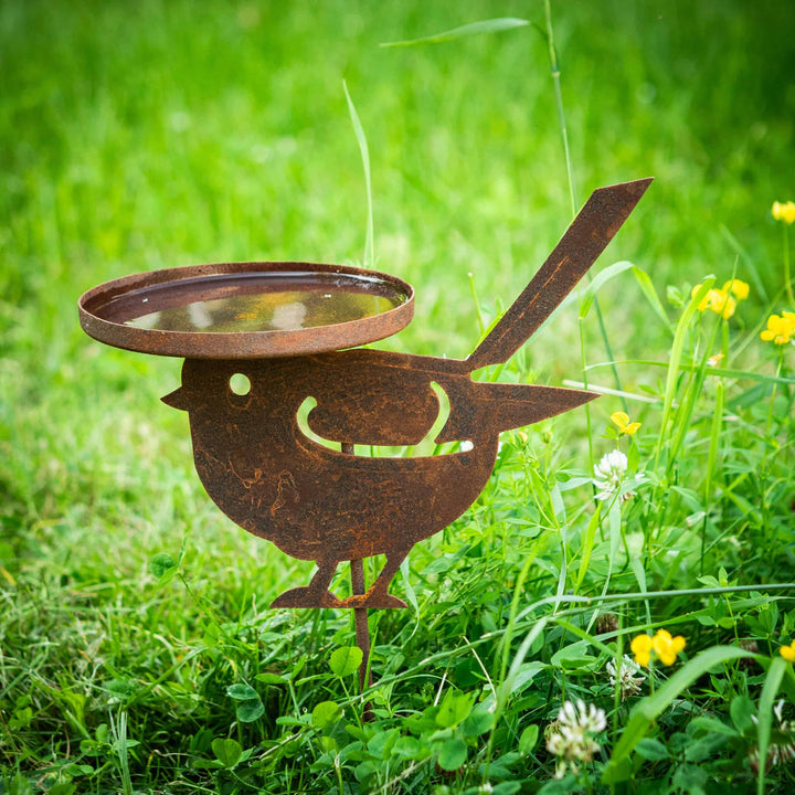 Vogeltränke aus Metall in Rostoptik – Gartendeko für Vögel