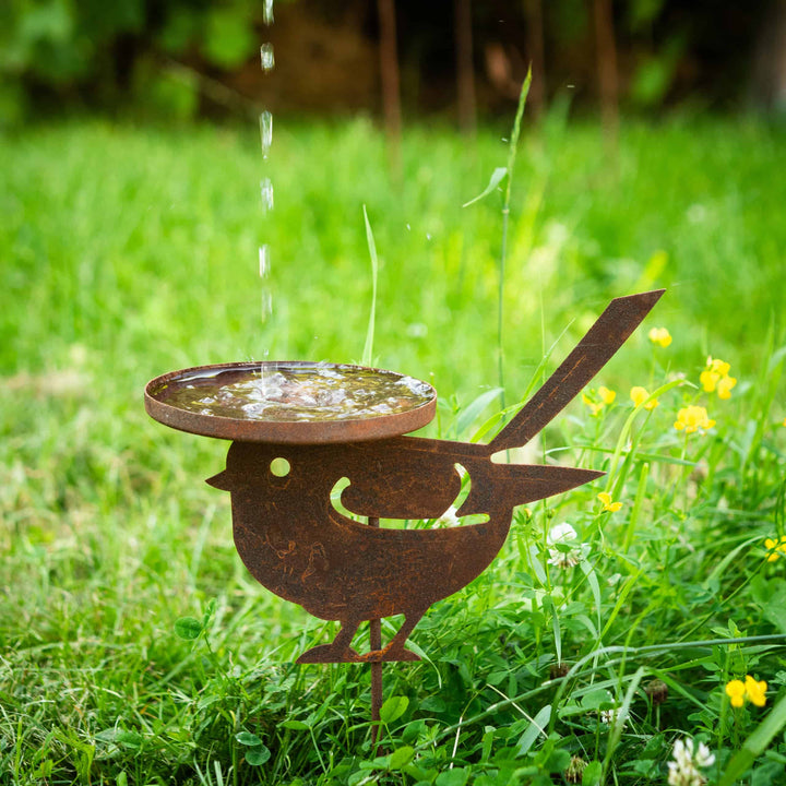 Vogeltränke aus Metall in Rostoptik – Gartendeko für Vögel
