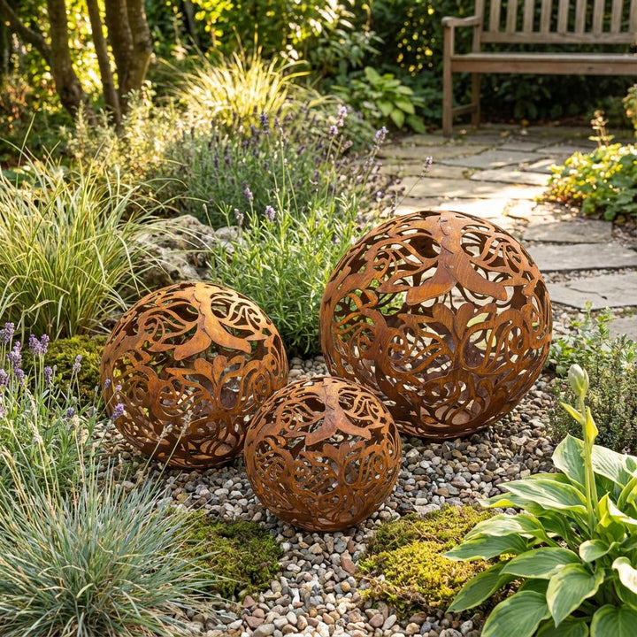 Gartenkugel "Rosenranke" – Rost-Deko aus Stahl mit Rosen-Ornament