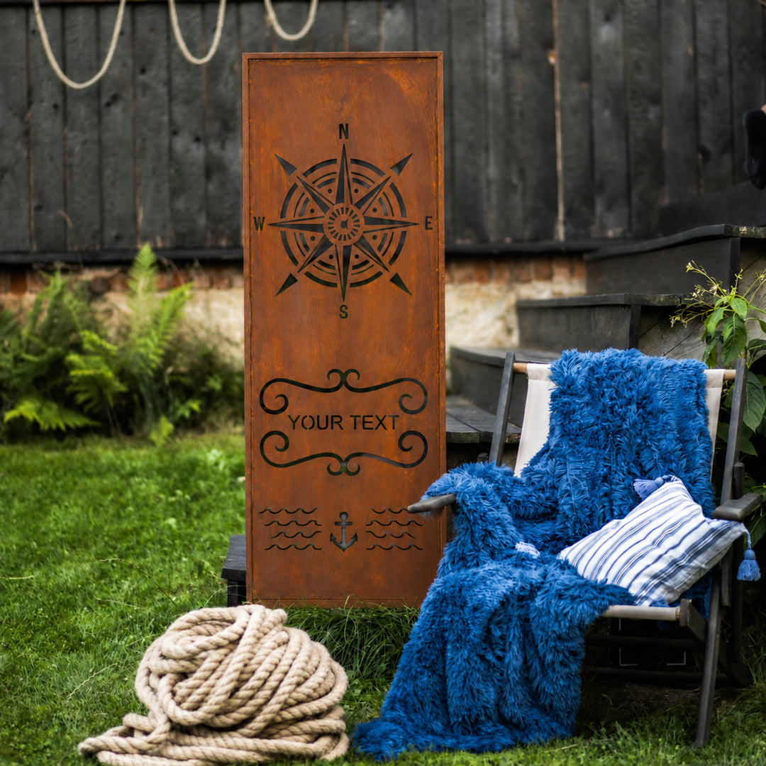 Sichtschutz Gartenpaneel Metall – Motiv Windrose mit personalisiertem Text, 160 × 50 cm