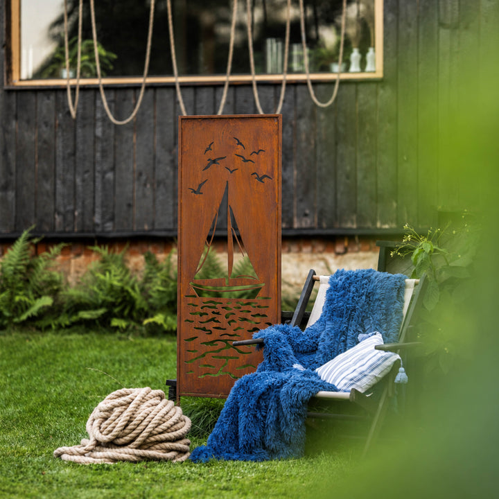 Sichtschutz Gartenpaneel Metall – Motiv Segelboot, 160 × 50 cm