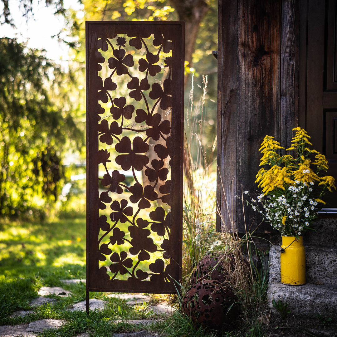 Sichtschutz Gartenpaneel Metall – Motiv Klee (Version mit Rahmen), 160 × 50 cm