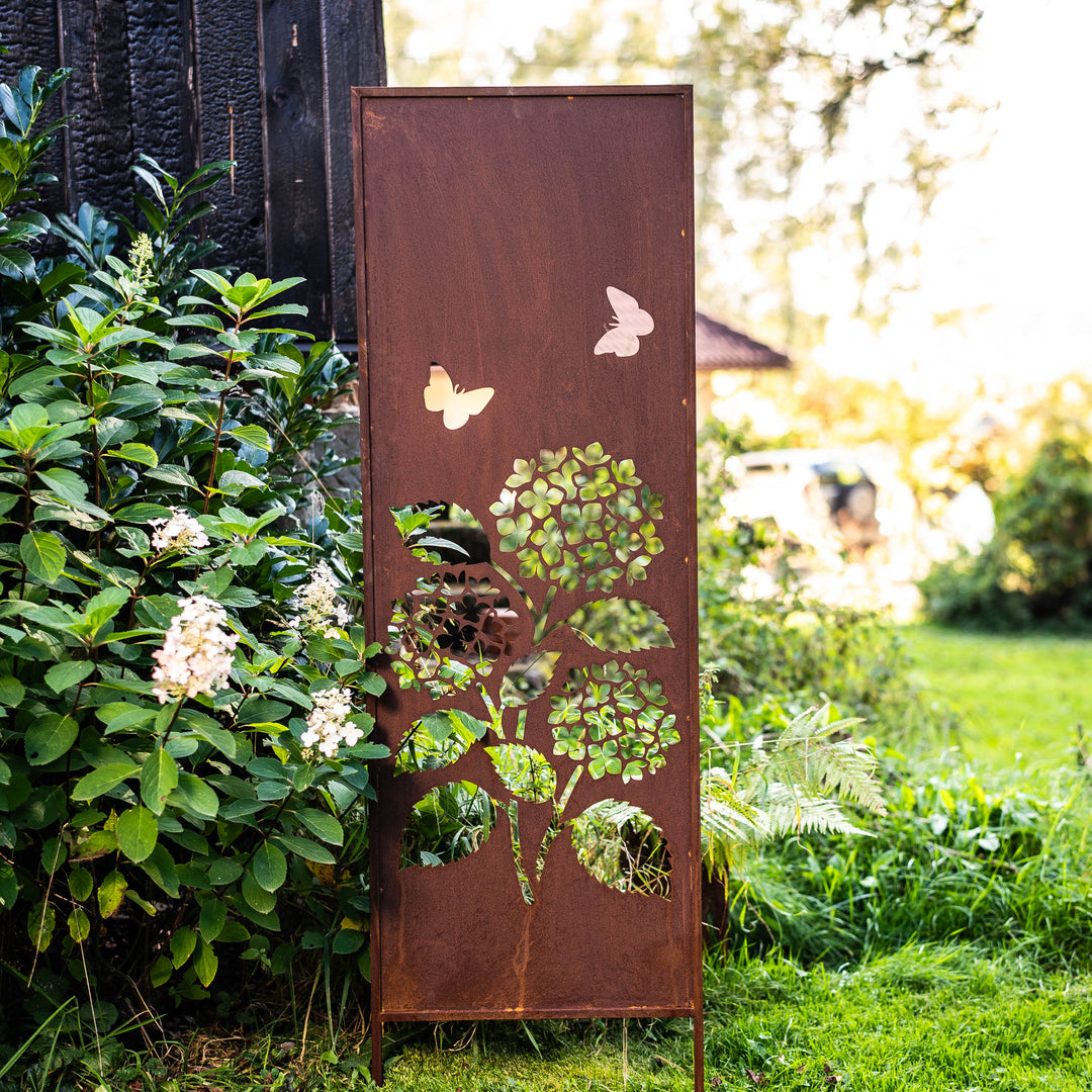 Sichtschutz Gartenpaneel Metall – Motiv Hortensien mit Schmetterlingen, 160 × 50 cm