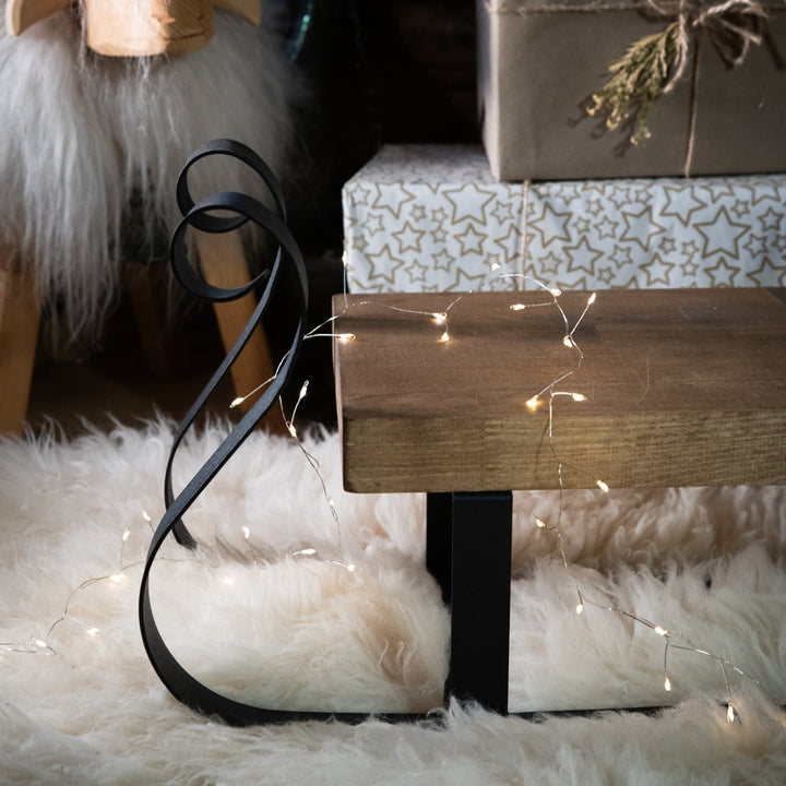 Dekorative Weihnachtsschlitten aus Metall und natürlichem Holz