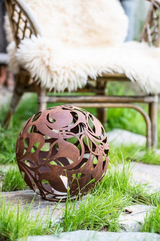Gartenkugel "Florales Ornament" – Rost-Deko aus Stahl mit Blattmuster
