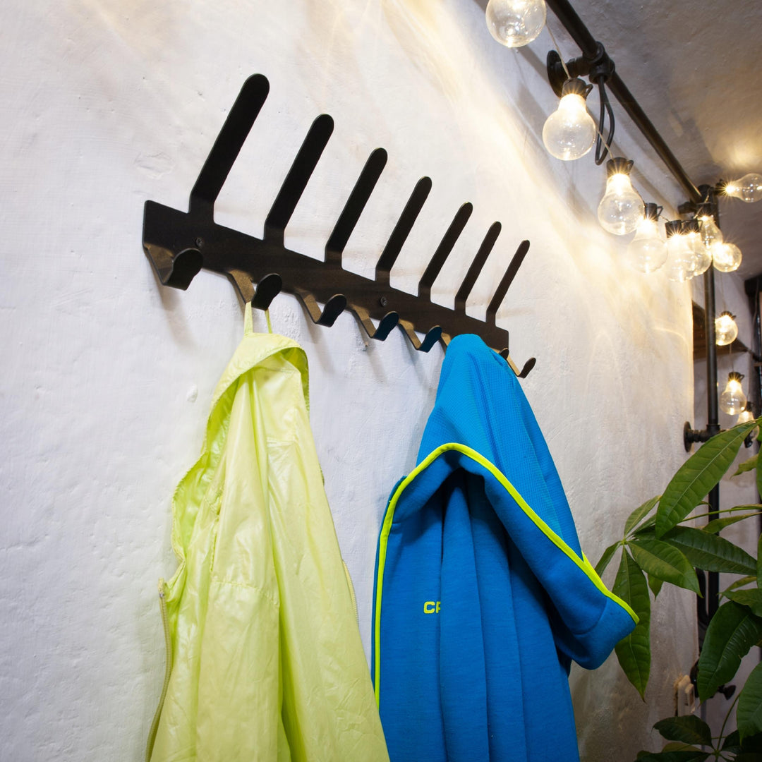 Wandgarderobe aus Metall – geschweißte Garderobenleiste