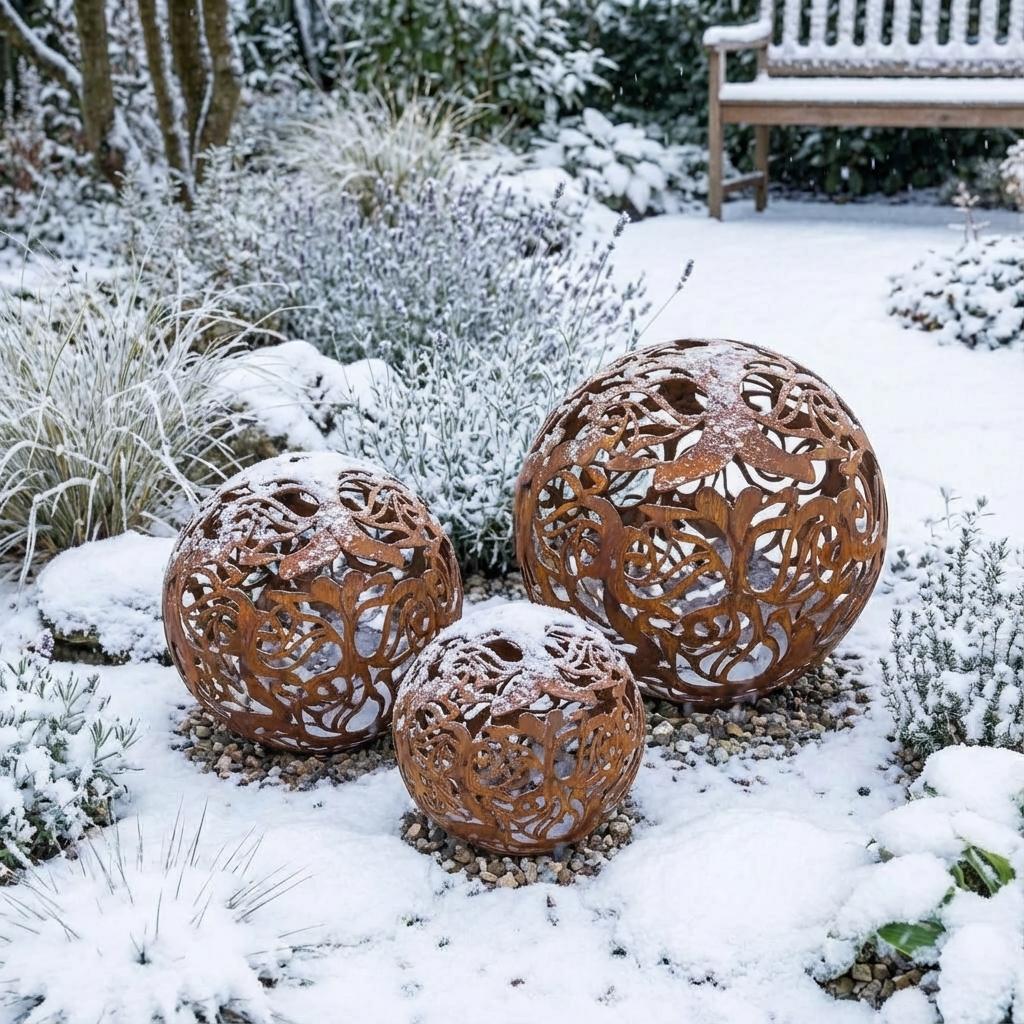 Gartenkugel "Rosenranke" – Rost-Deko aus Stahl mit Rosen-Ornament