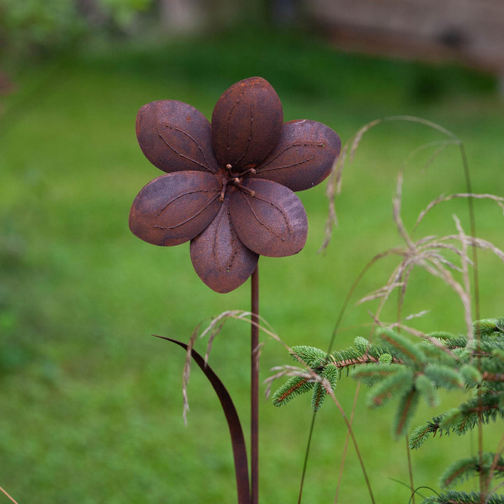 Edelrost Gartenstecker Blume – Gartendeko aus Metall