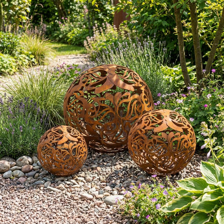 Gartenkugel "Rosenranke" – Rost-Deko aus Stahl mit Rosen-Ornament