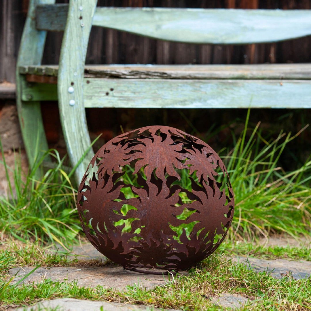 Gartenkugel "Sonne" – Rost-Deko aus Stahl mit Sonnenstrahl-Muster