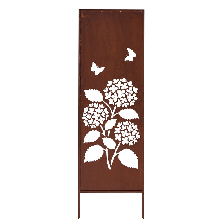Auf dem Bild ist ein dekoratives Metallpaneel in Rostoptik mit weißen Hortensienblüten, grünen Blättern und zwei Schmetterlingen zu sehen.