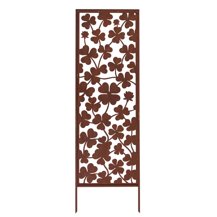 Auf dem Bild ist ein dekoratives Metall-Gartenpanel in Rostoptik mit einem filigranen Kleeblatt-Muster zu sehen.