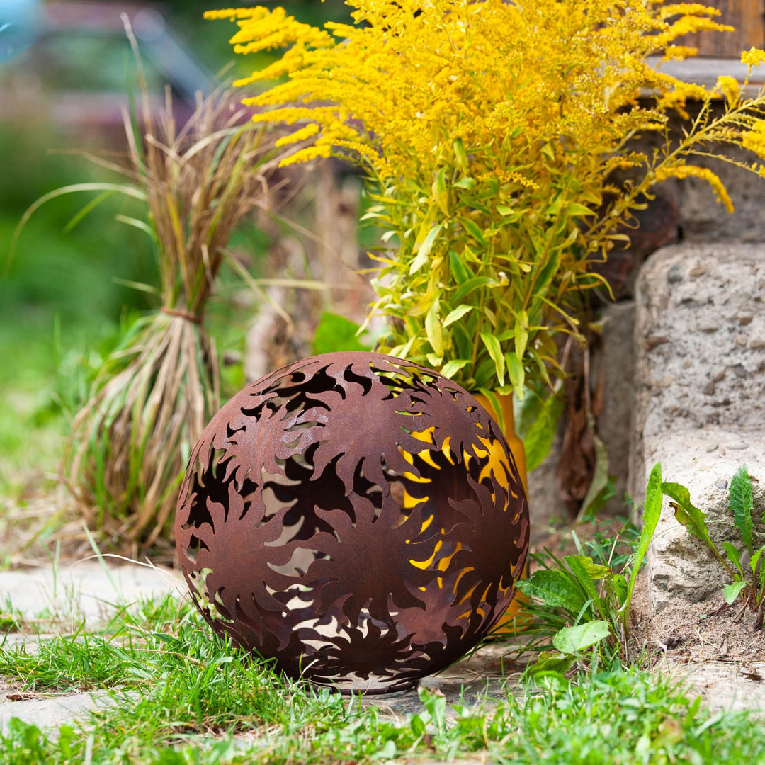 Gartenkugel "Sonne" – Rost-Deko aus Stahl mit Sonnenstrahl-Muster