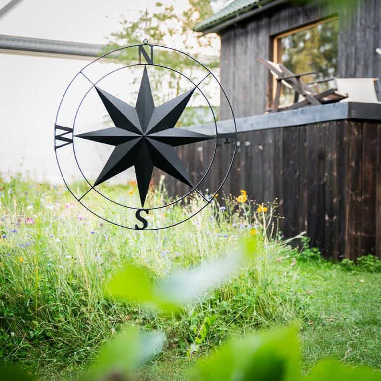 Wanddekoration „Windrose“ aus Metall – Moderne Wandskulptur in Schwarz