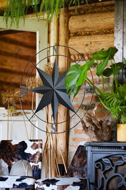 Wanddekoration „Windrose“ aus Metall – Moderne Wandskulptur in Schwarz