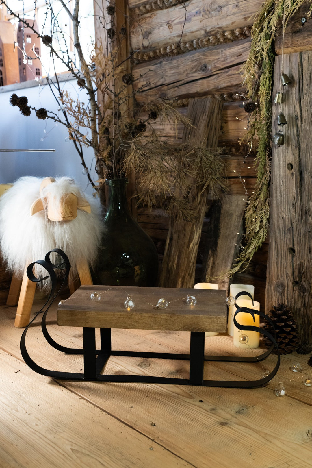 Dekorative Weihnachtsschlitten aus Metall und natürlichem Holz