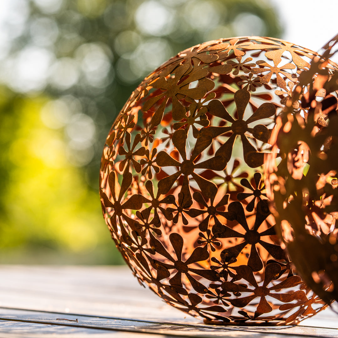 Gartenkugel "Blumen" – Rost-Deko aus Stahl mit Blumen-Ornament