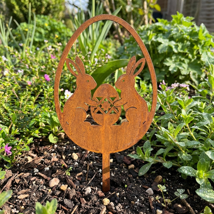 Osterhase mit Ei aus Metall – Edelrost Osterdeko, 20 × 6 cm