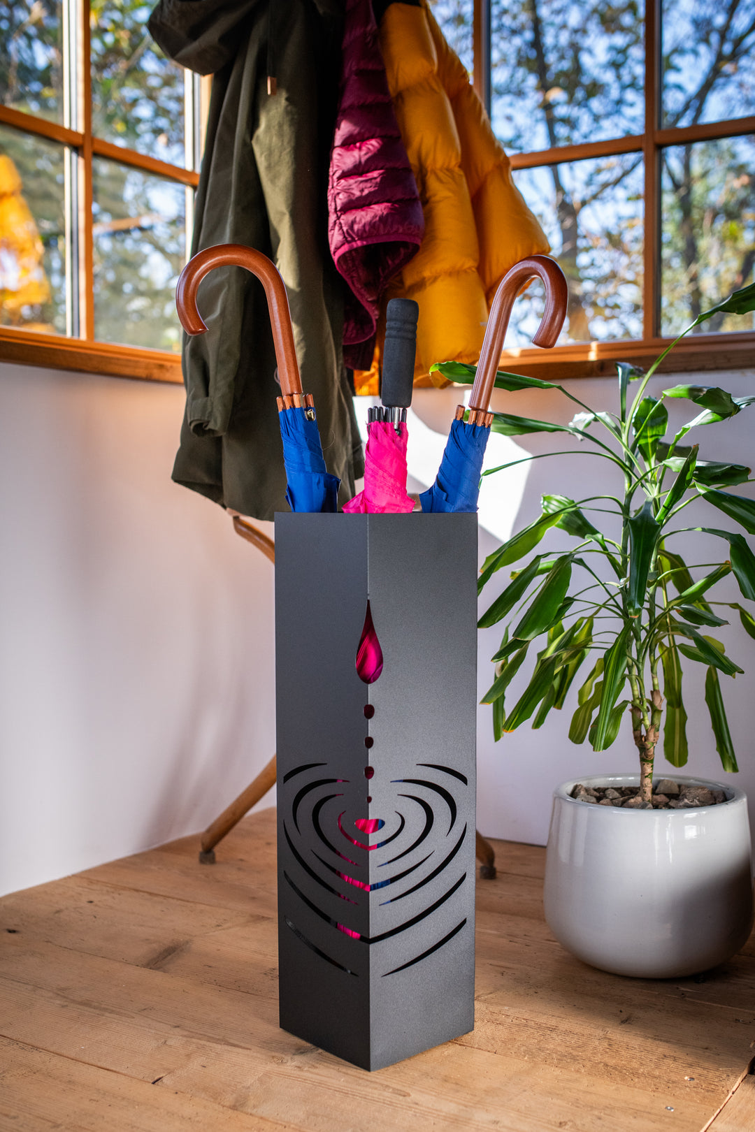 Schirmständer aus Metall – Regenschirmhalter mit Motiv Wassertropfen