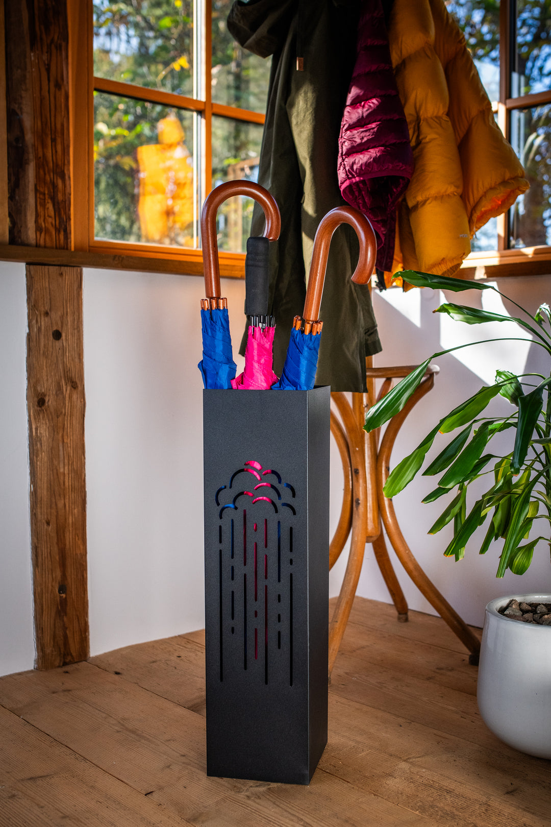 Schirmständer aus Metall – Regenschirmhalter mit Motiv Regenwolke