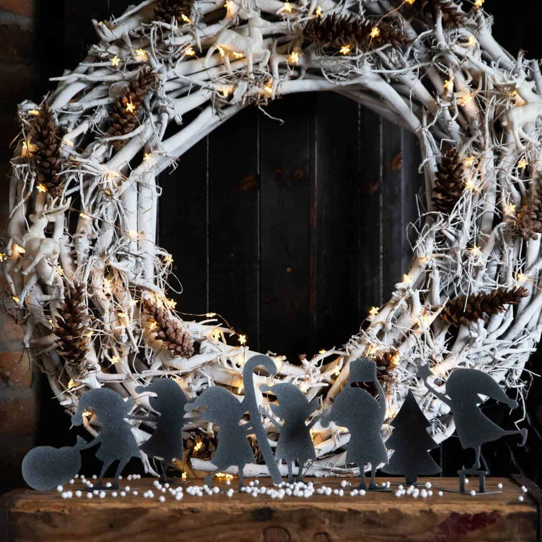 Dekorativer Metall-Wichtel für eine stimmungsvolle Weihnachtszeit