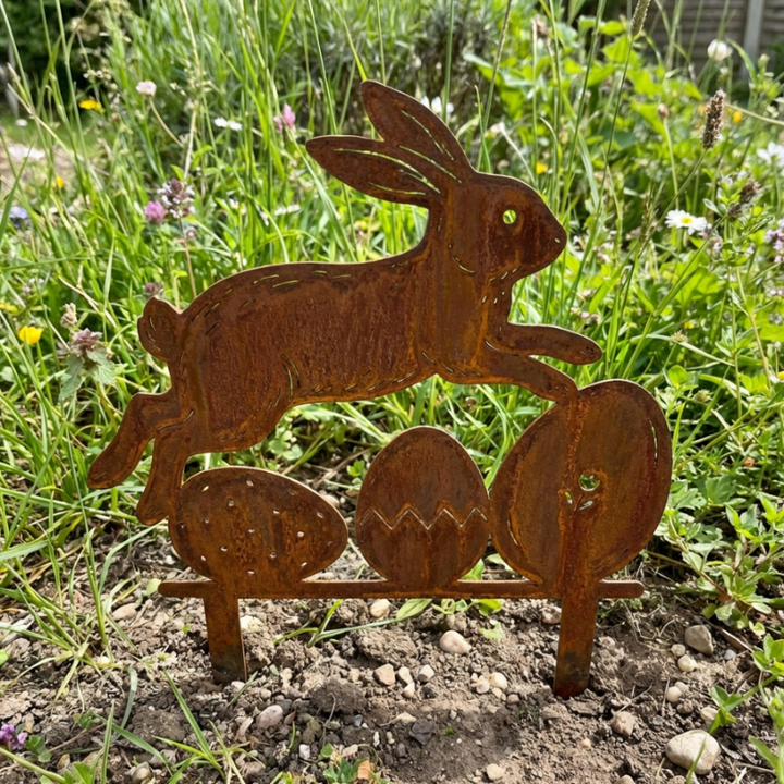 Gartenstecker Hase springt über Ostereier, 16 cm