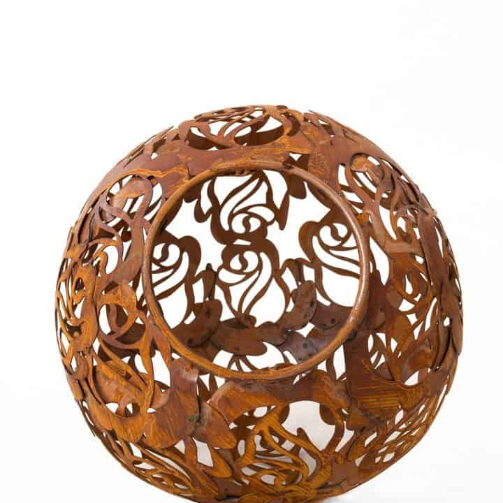 Gartenkugel "Rosenranke" – Rost-Deko aus Stahl mit Rosen-Ornament