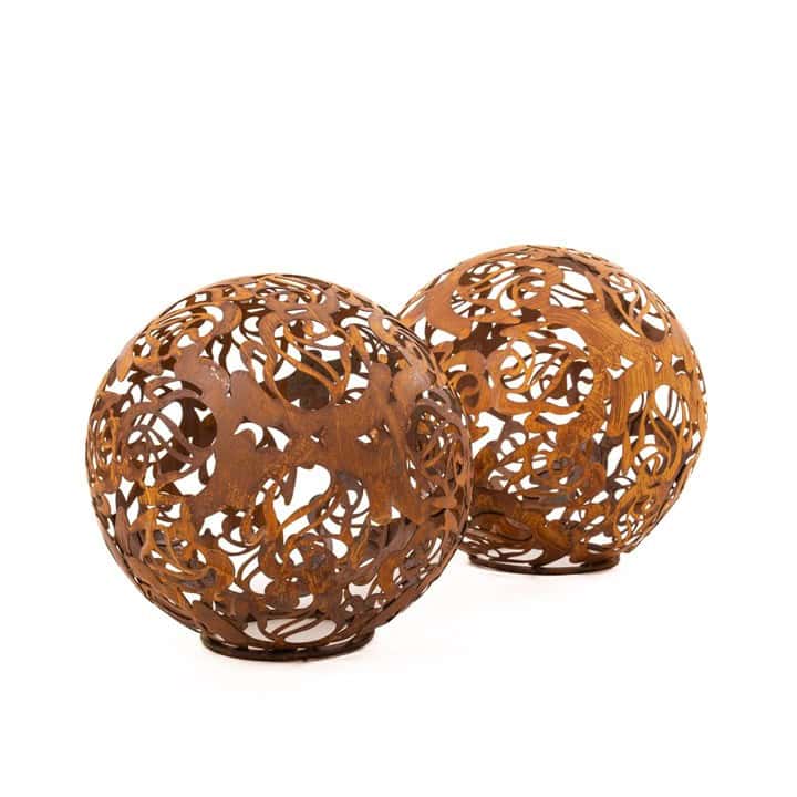 Gartenkugel "Rosenranke" – Rost-Deko aus Stahl mit Rosen-Ornament