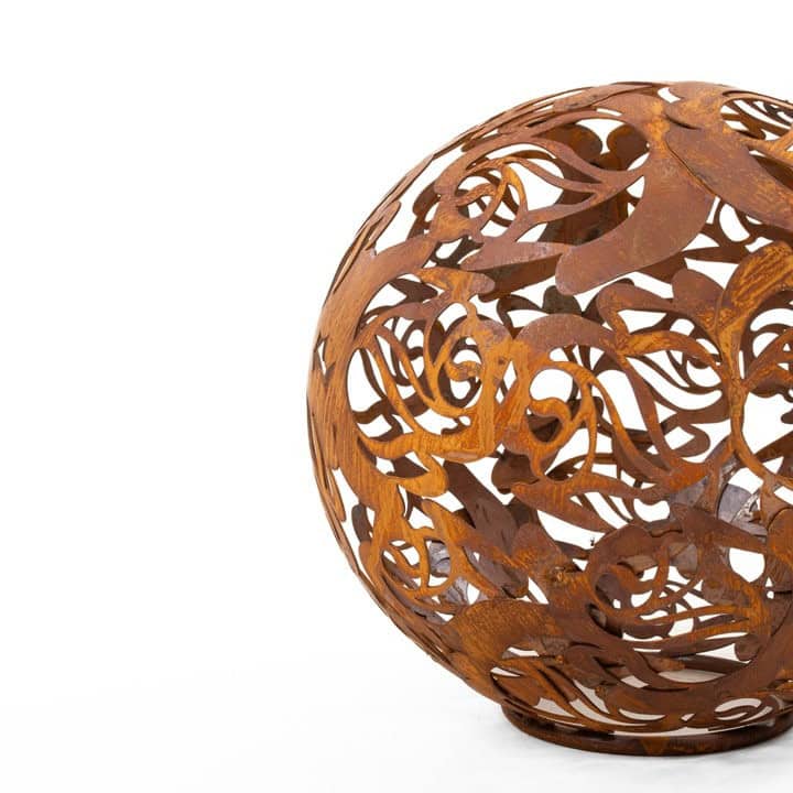 Gartenkugel "Rosenranke" – Rost-Deko aus Stahl mit Rosen-Ornament