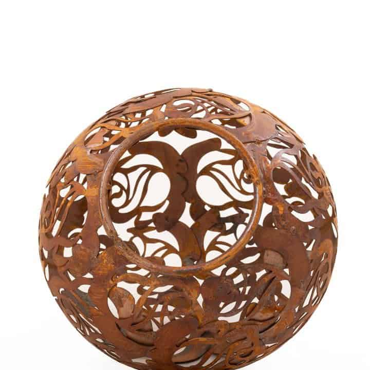 Gartenkugel "Rosenranke" – Rost-Deko aus Stahl mit Rosen-Ornament