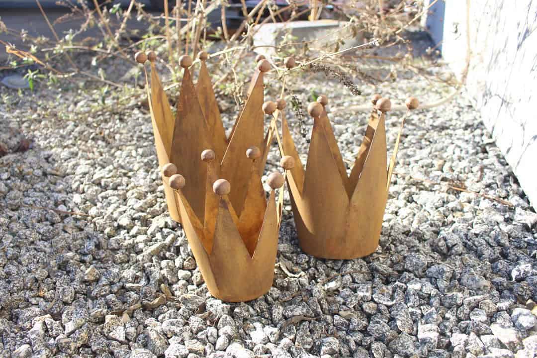 Dekorative Gartenkrone aus Metall – Pflanzendekoration in natürlicher Rostoptik