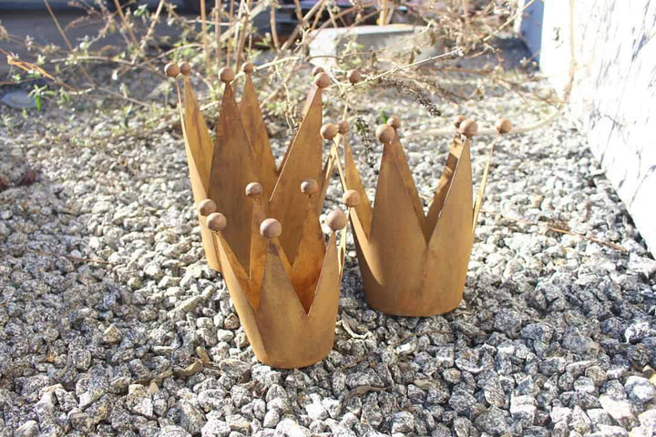 Dekorative Gartenkrone aus Metall – Pflanzendekoration in natürlicher Rostoptik