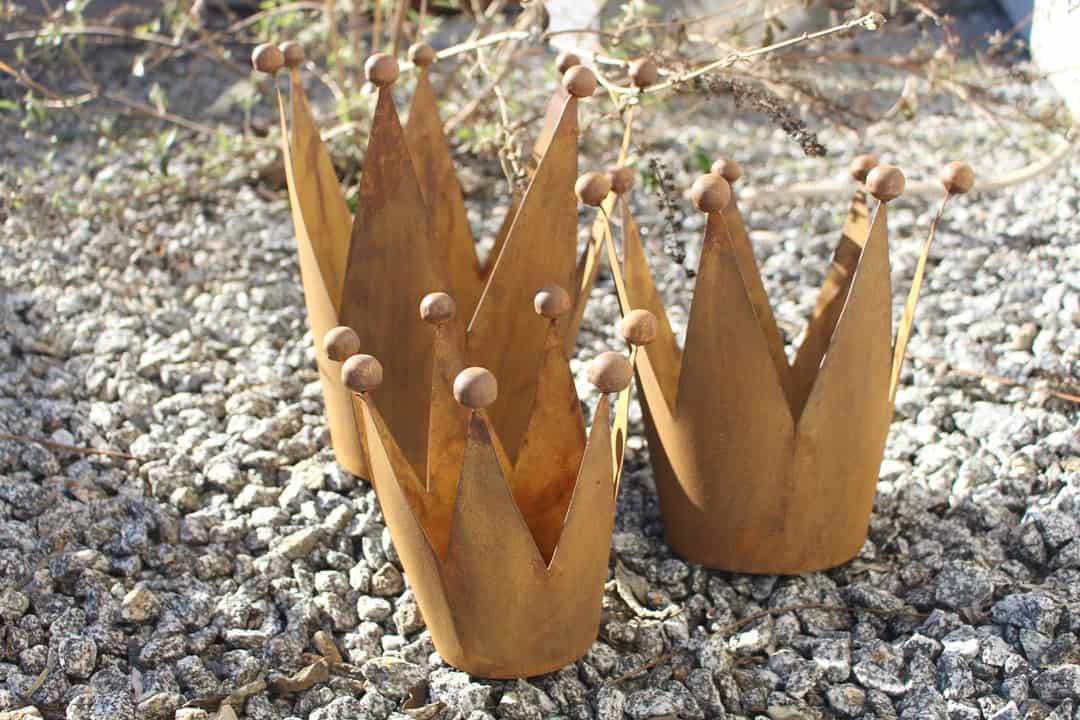 Dekorative Gartenkrone aus Metall – Pflanzendekoration in natürlicher Rostoptik