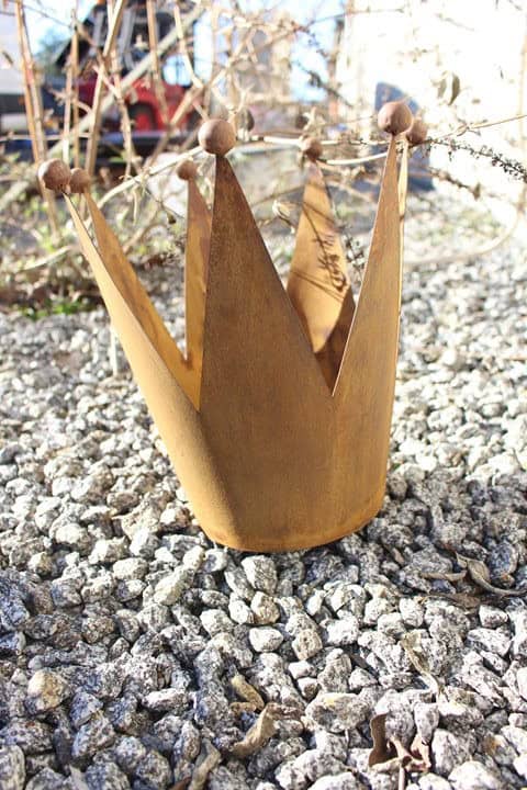Dekorative Gartenkrone aus Metall – Pflanzendekoration in natürlicher Rostoptik