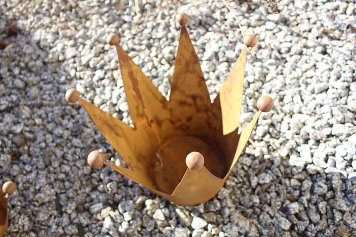 Dekorative Gartenkrone aus Metall – Pflanzendekoration in natürlicher Rostoptik