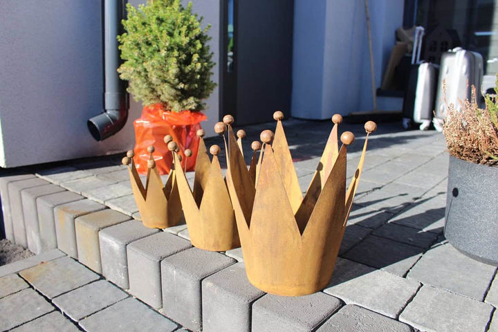 Dekorative Gartenkrone aus Metall – Pflanzendekoration in natürlicher Rostoptik