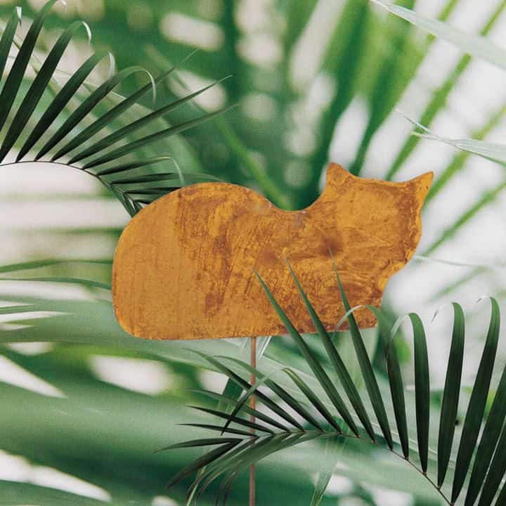 Metallische Katzenfigur – dekorativer Akzent im rustikalen Stil