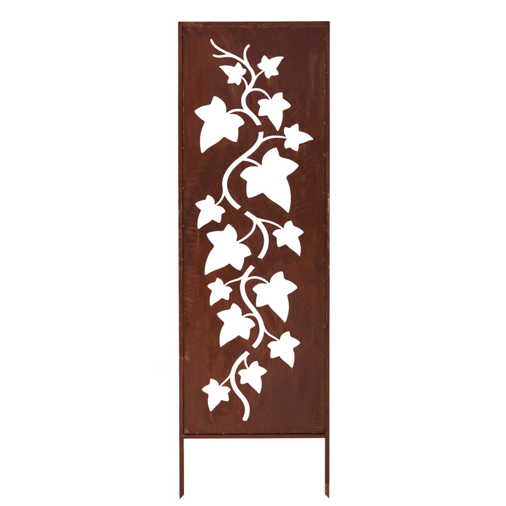 Auf dem Bild ist ein dekoratives Metallpaneel in Rostbraun mit einem ausgeschnittenen Motiv einer rankenden Pflanze mit Blättern und Blüten zu sehen.
