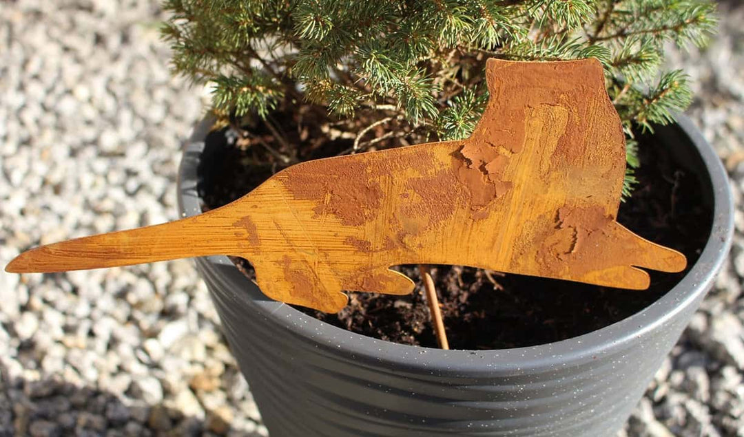 Metallische Katzenfigur – elegante Gartenfigur mit natürlichem Charakter