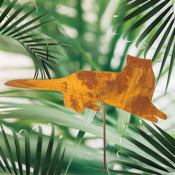 Metallische Katzenfigur – elegante Gartenfigur mit natürlichem Charakter