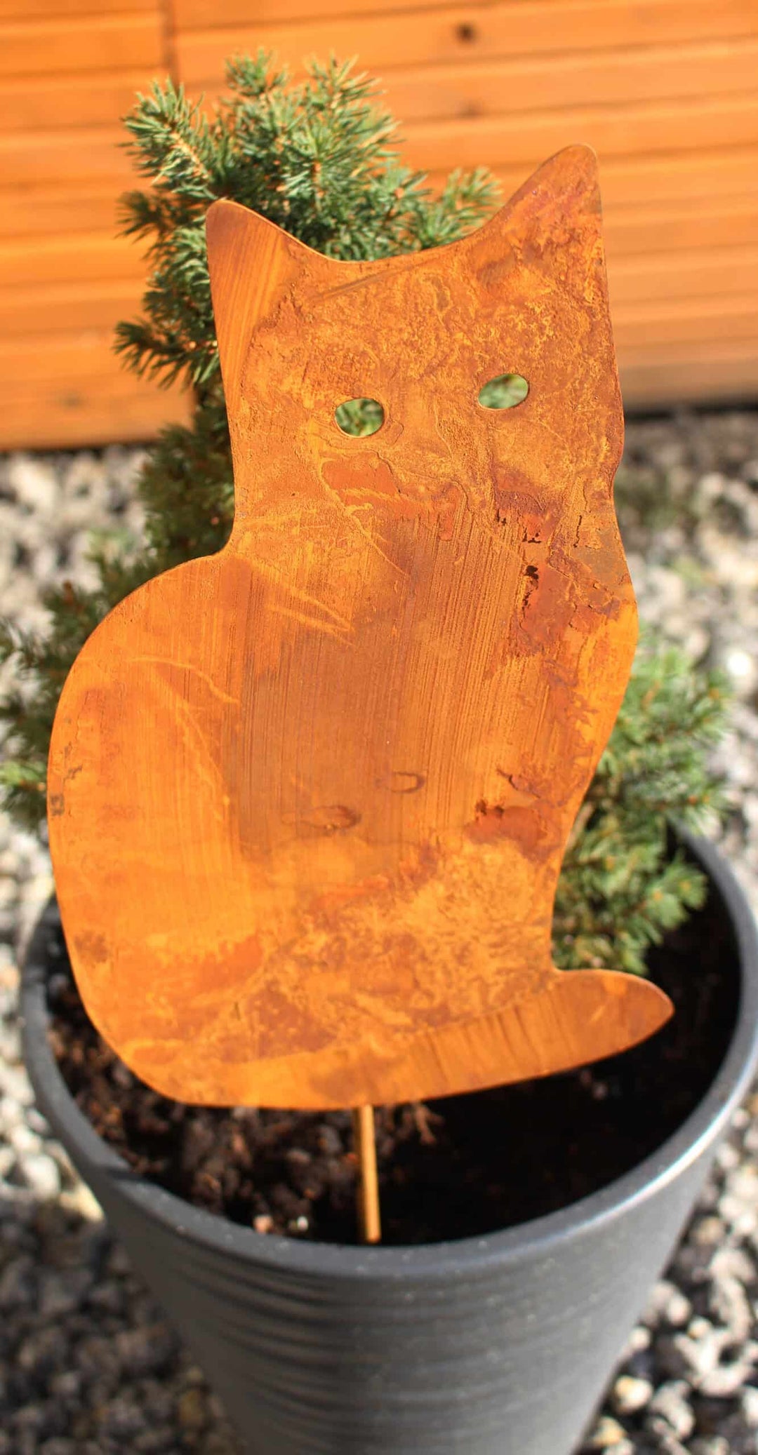 Metallische Katzenfigur – natürliche Gartenfigur mit rustikalem Charakter