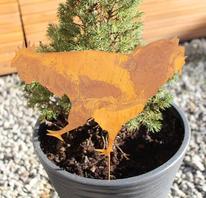 Rustikale Metall-Henne als natürlicher Blickfang im Garten