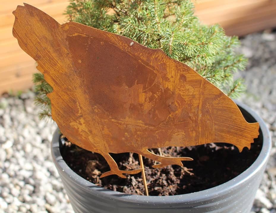 Metallische Gartenhuhn-Dekoration im rustikalen Stil