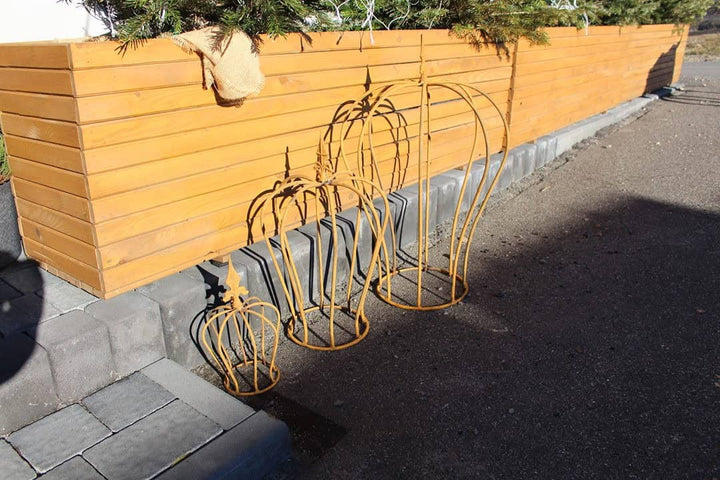 Dekorative Gartenkrone aus Metall – Freistehende Gartendekoration in Rostoptik