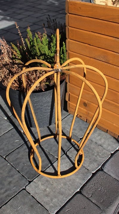 Dekorative Gartenkrone aus Metall – Freistehende Gartendekoration in Rostoptik