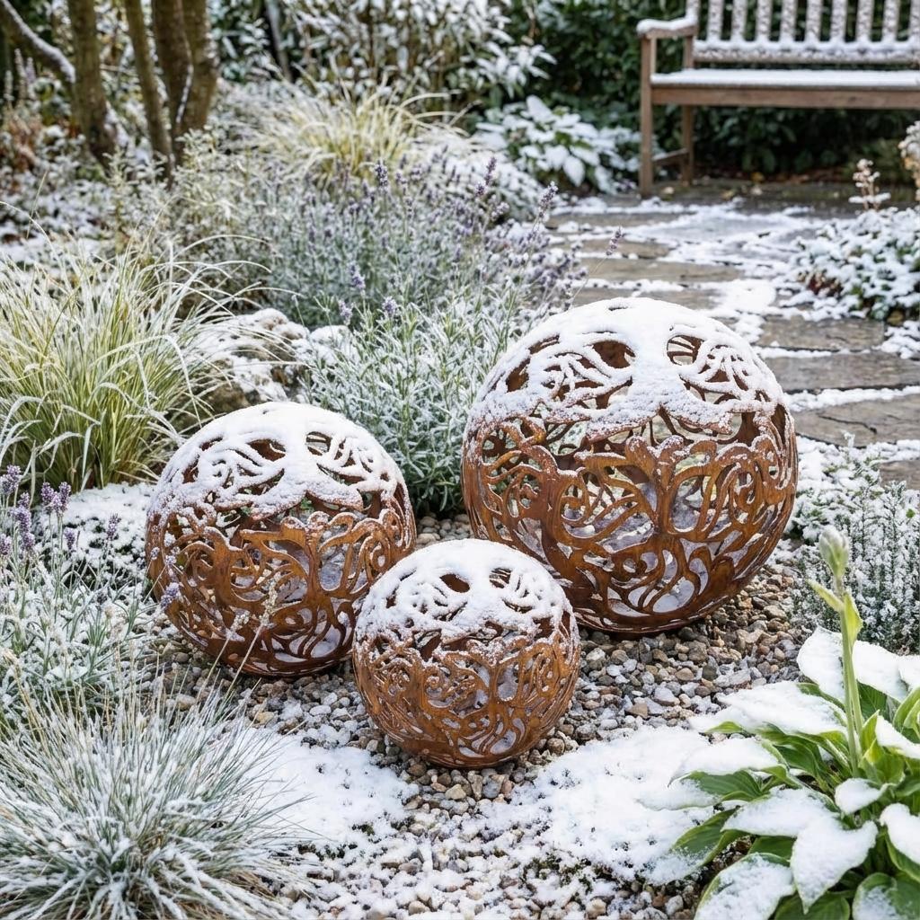Gartenkugel "Rosenranke" – Rost-Deko aus Stahl mit Rosen-Ornament