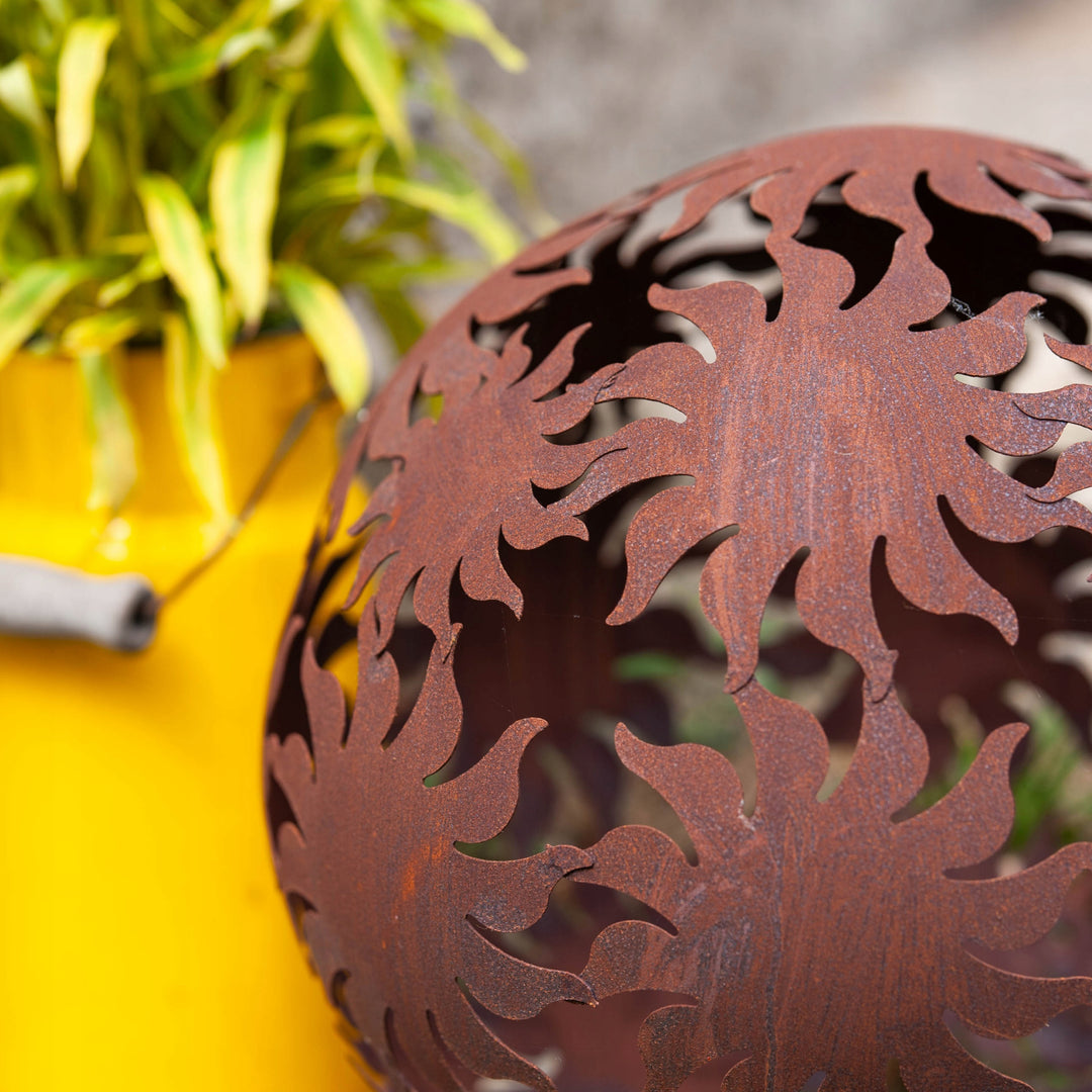 Gartenkugel "Sonne" – Rost-Deko aus Stahl mit Sonnenstrahl-Muster